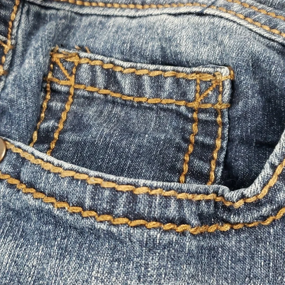 LEI -Ashley' low-rise Bootcut stretchy jeans - Picture 4 of 11